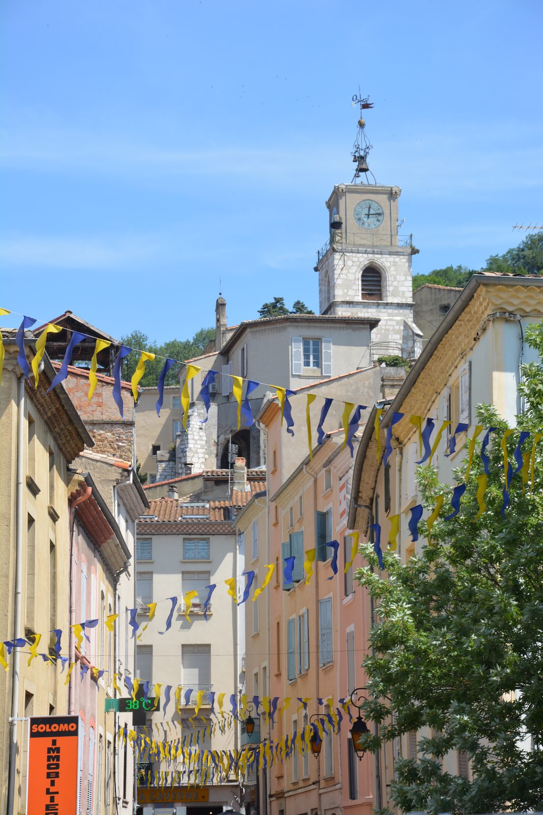 Les ruelles de Crest et leur clocher