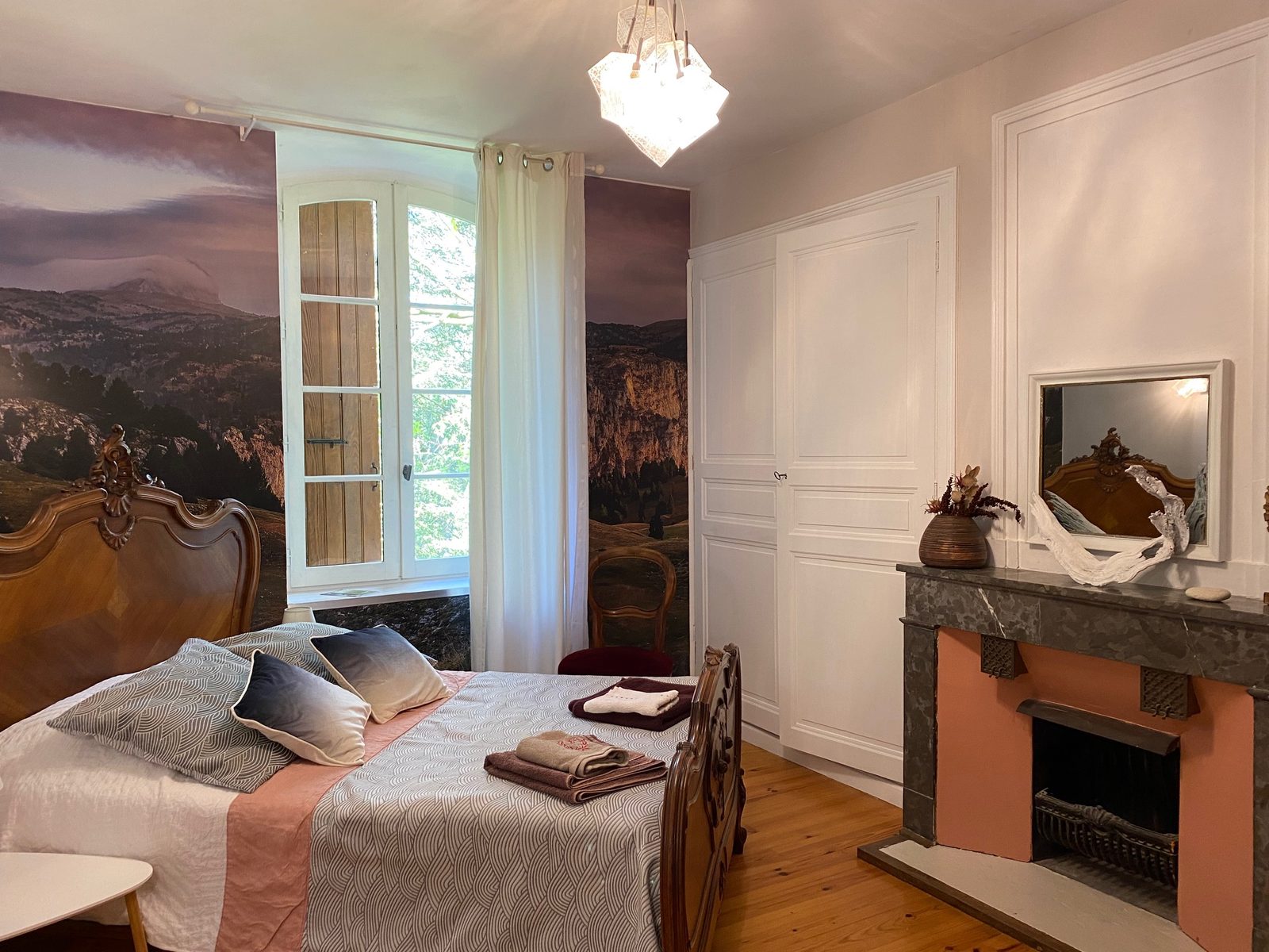 La chambre Aiguille et sa fresque de montagnes