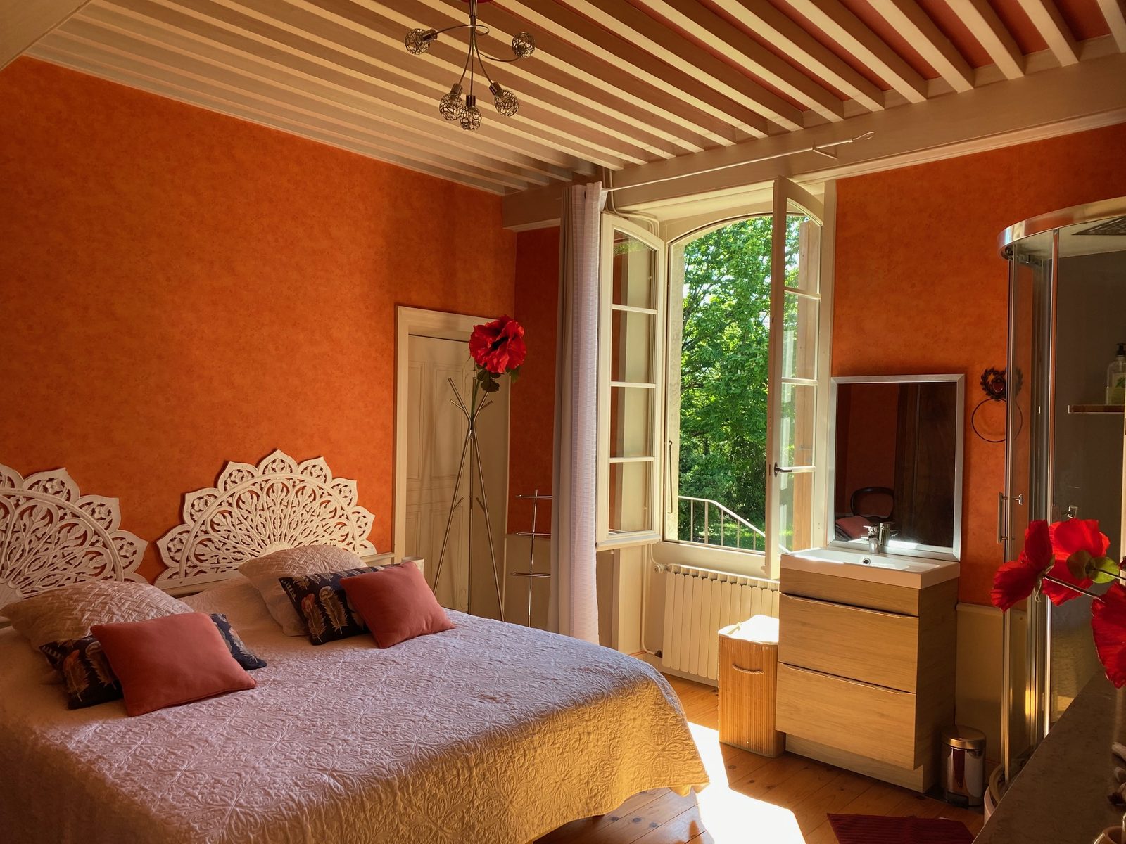 La chambre Coquelicot aux murs rouges