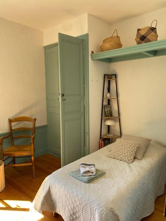 Le lit simple de la chambre Crépuscule