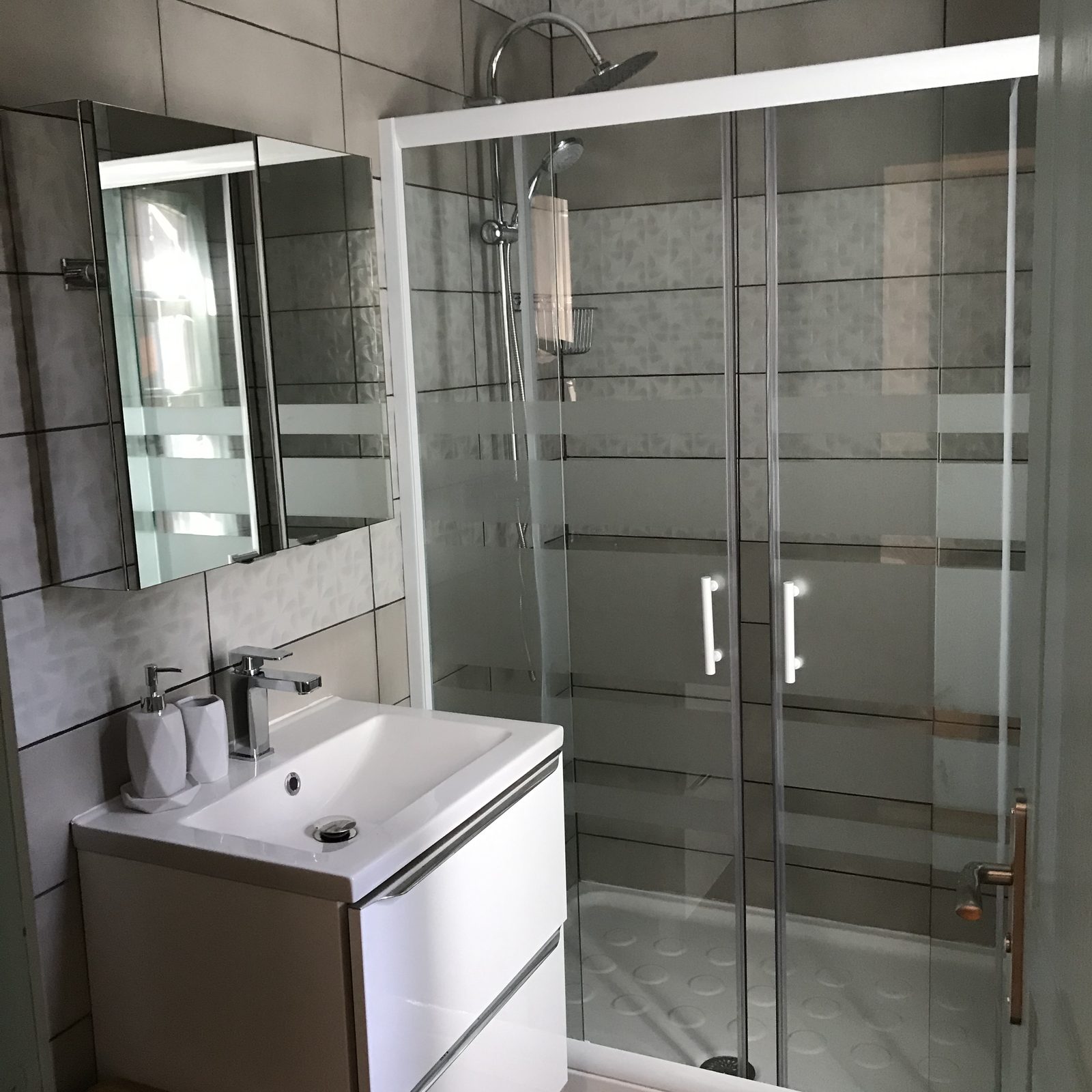 La douche et le lavabo de la salle d’eau Crépuscule