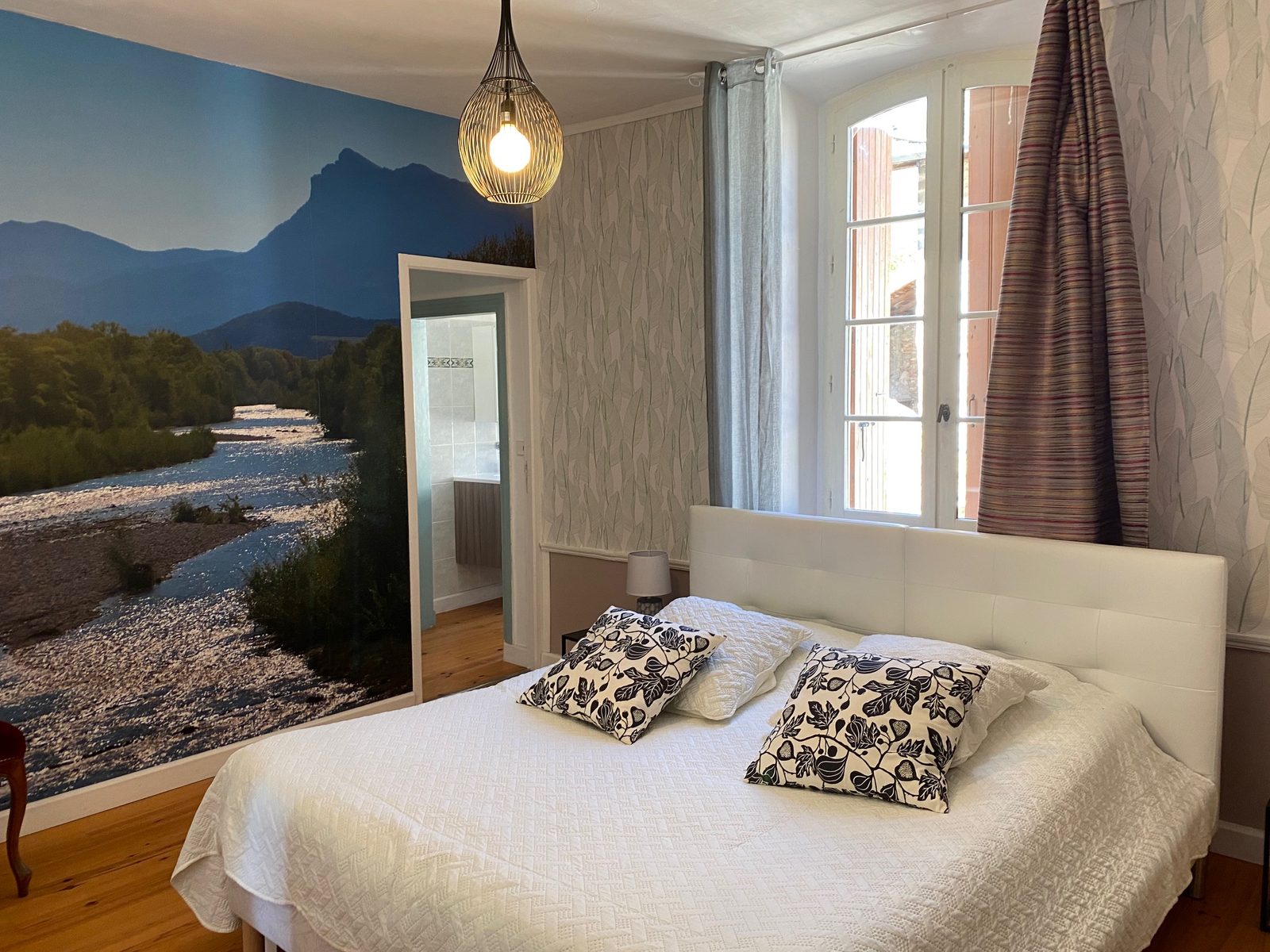 La chambre Drôme et sa fresque de rivière