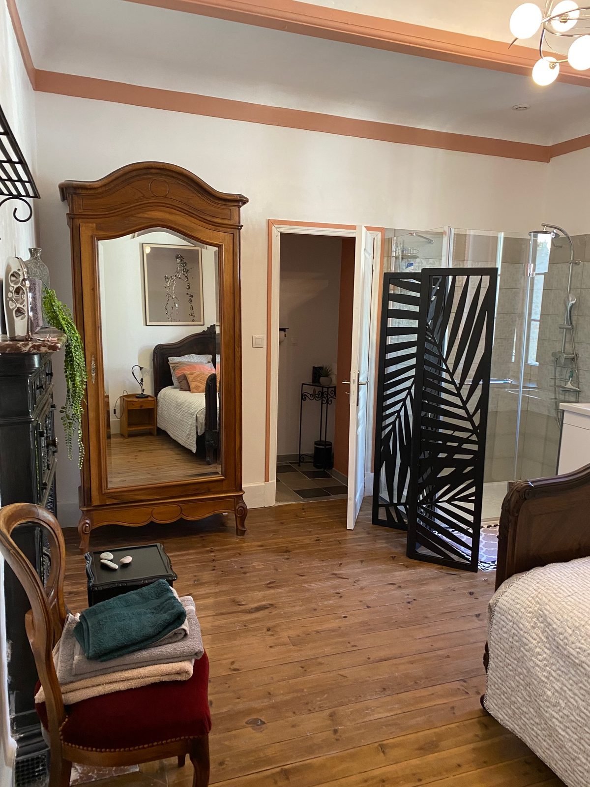 L’armoire et le miroir de la chambre Luirre
