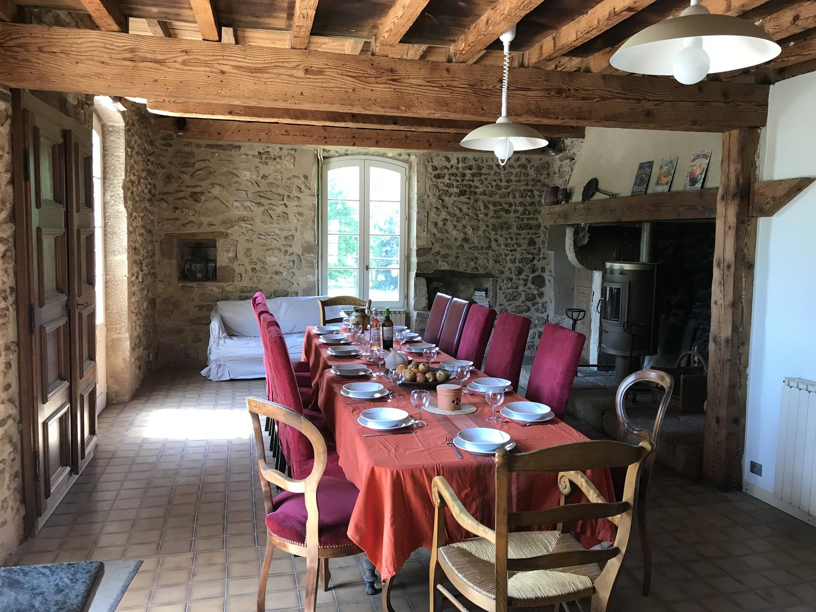 La salle à manger et sa grande cheminée en pierre
