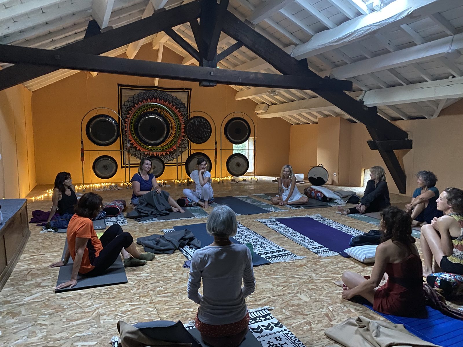 Une séance de yoga et de gong au grenier, sous la charpente