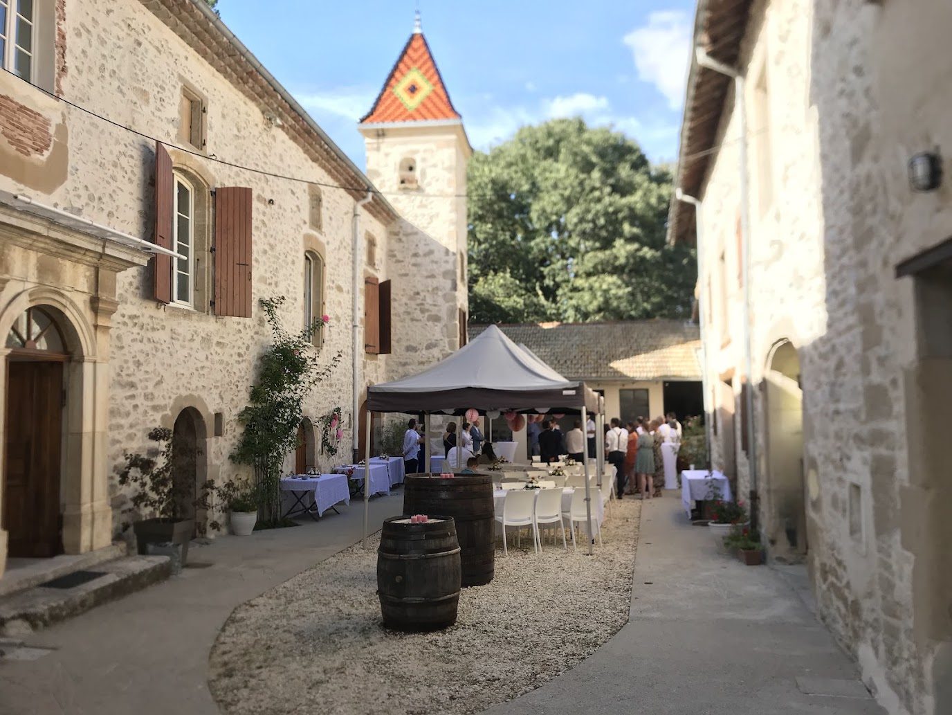 Un anniversaire dans la cour