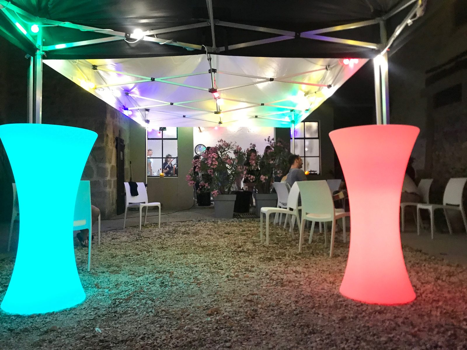 La cour couverte de barnums pour un repas