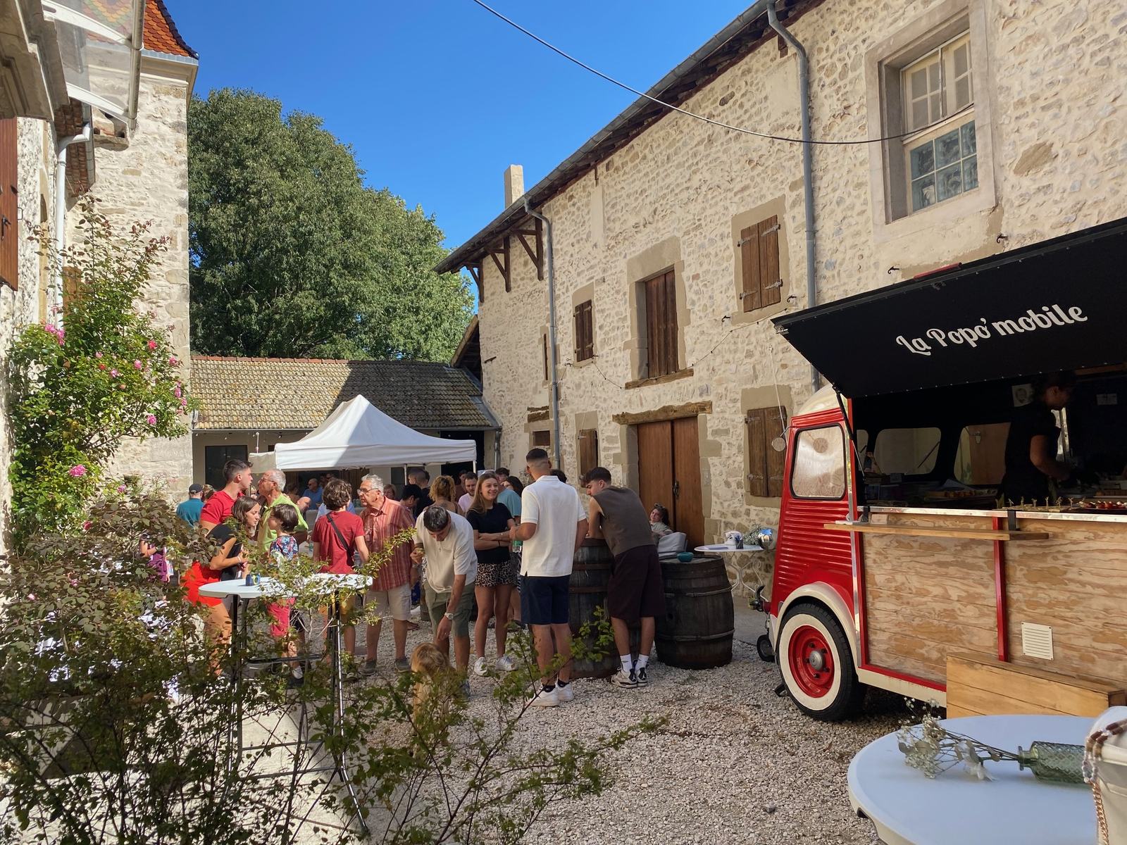Un brunch dans la cour, autour d’un food truck