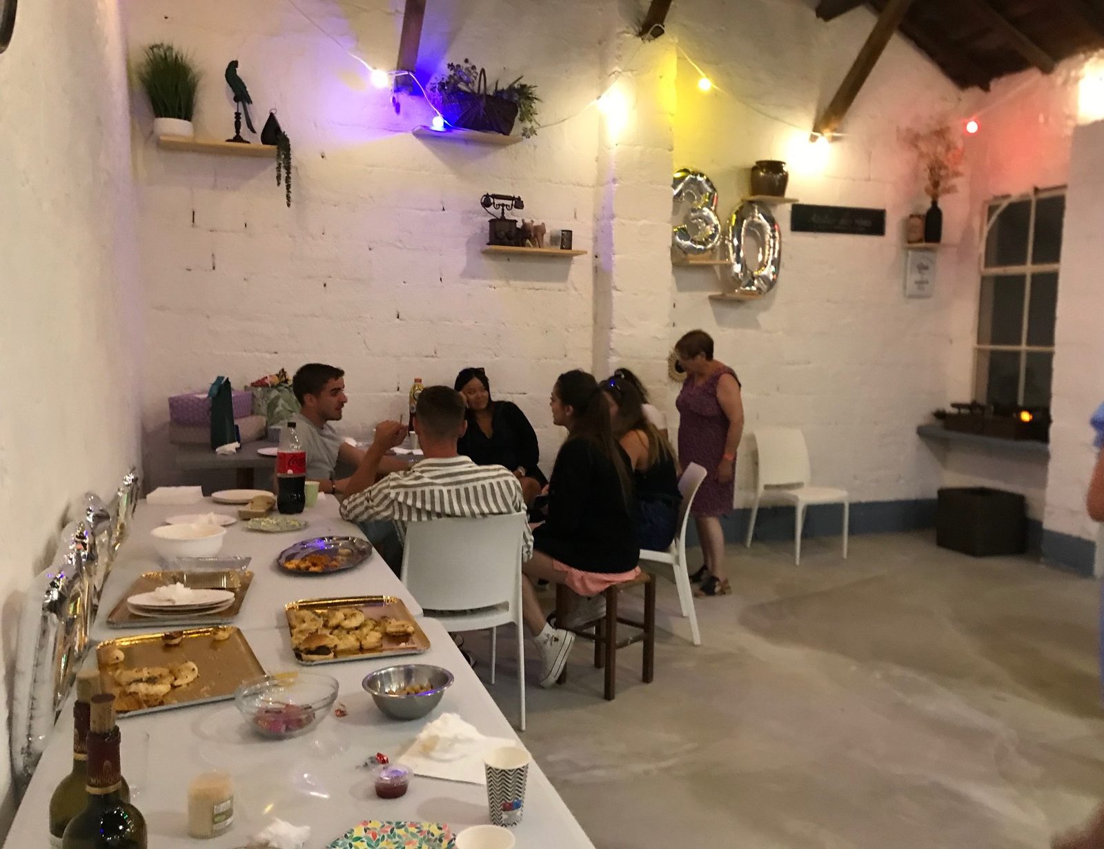 Un repas de groupe dans la cuisine d’été