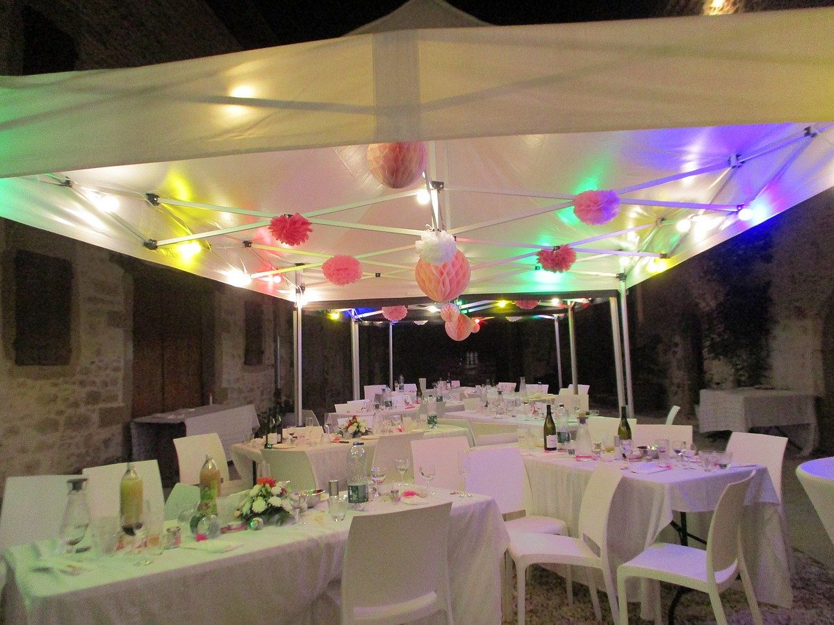 Les tables dressées sous un barnum illuminé