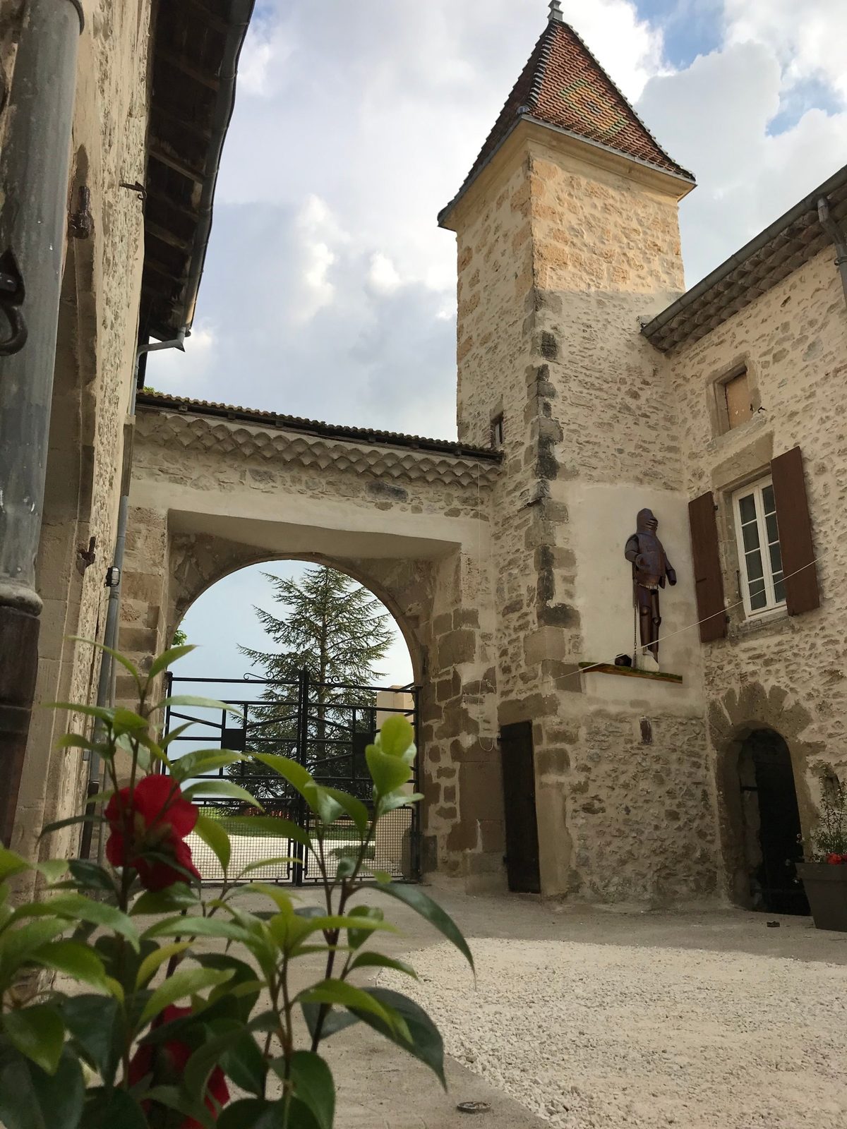 Le porche de la cour