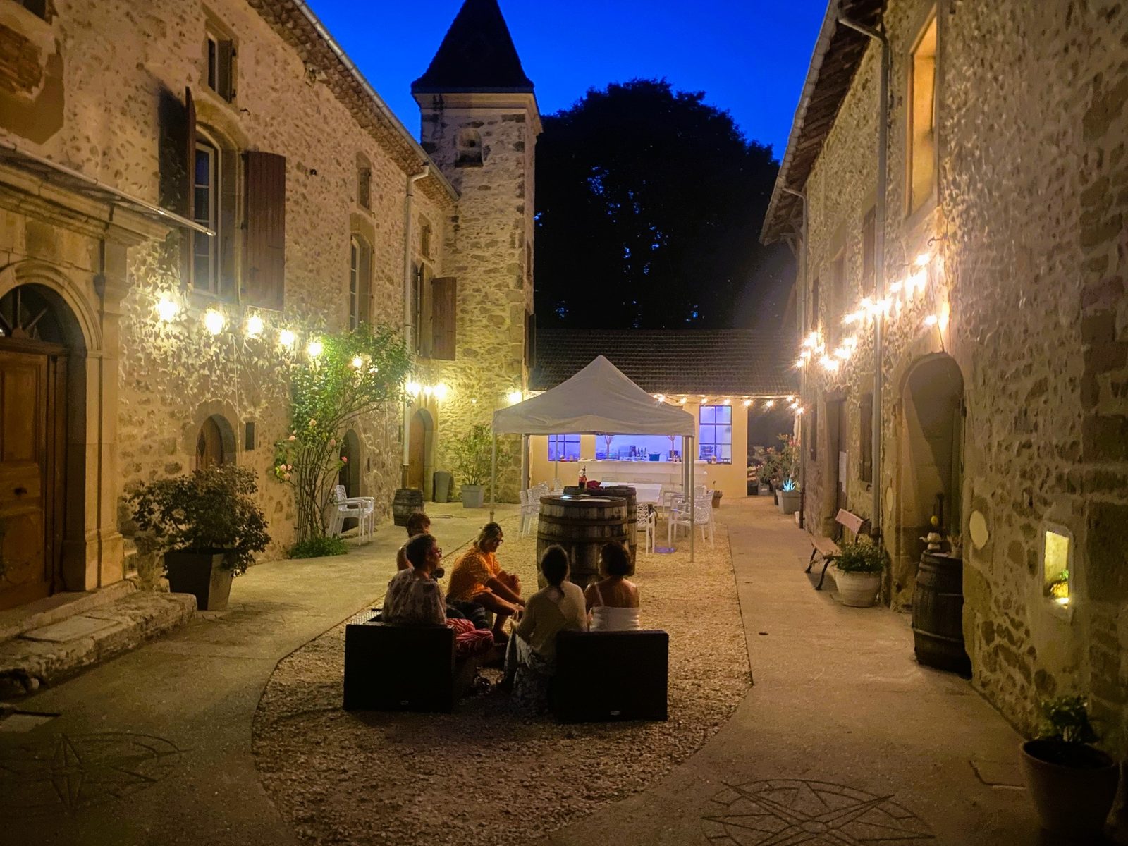 Un soir dans la cour, guirlandes allumées