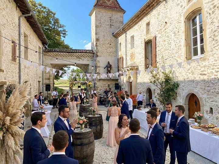Les invités réunis dans la cour pour le vin d’honneur