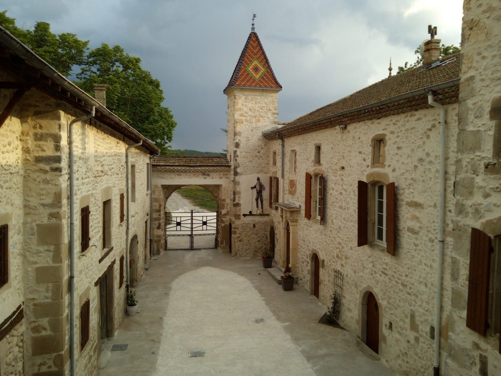 La cour du château, sa tour et son porche
