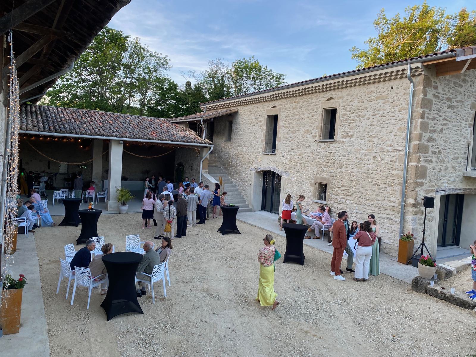 Des invités dans la cour de la ferme