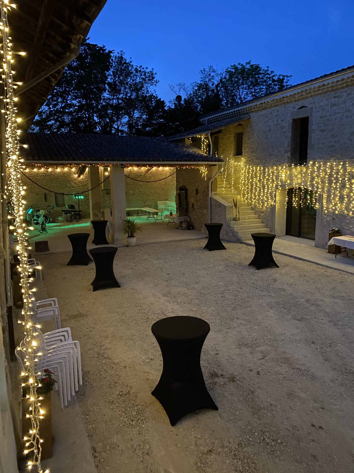 La cour de la ferme illuminée la nuit