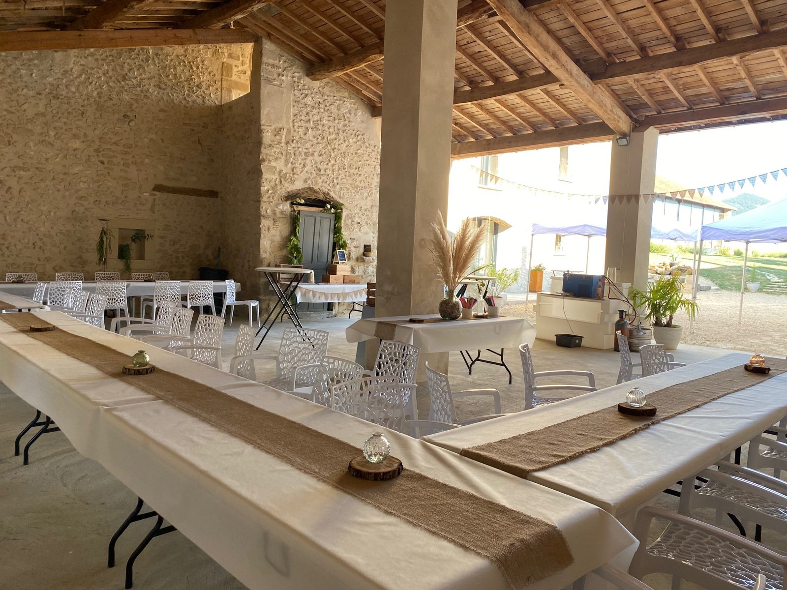De longues tables dressées sous le préau