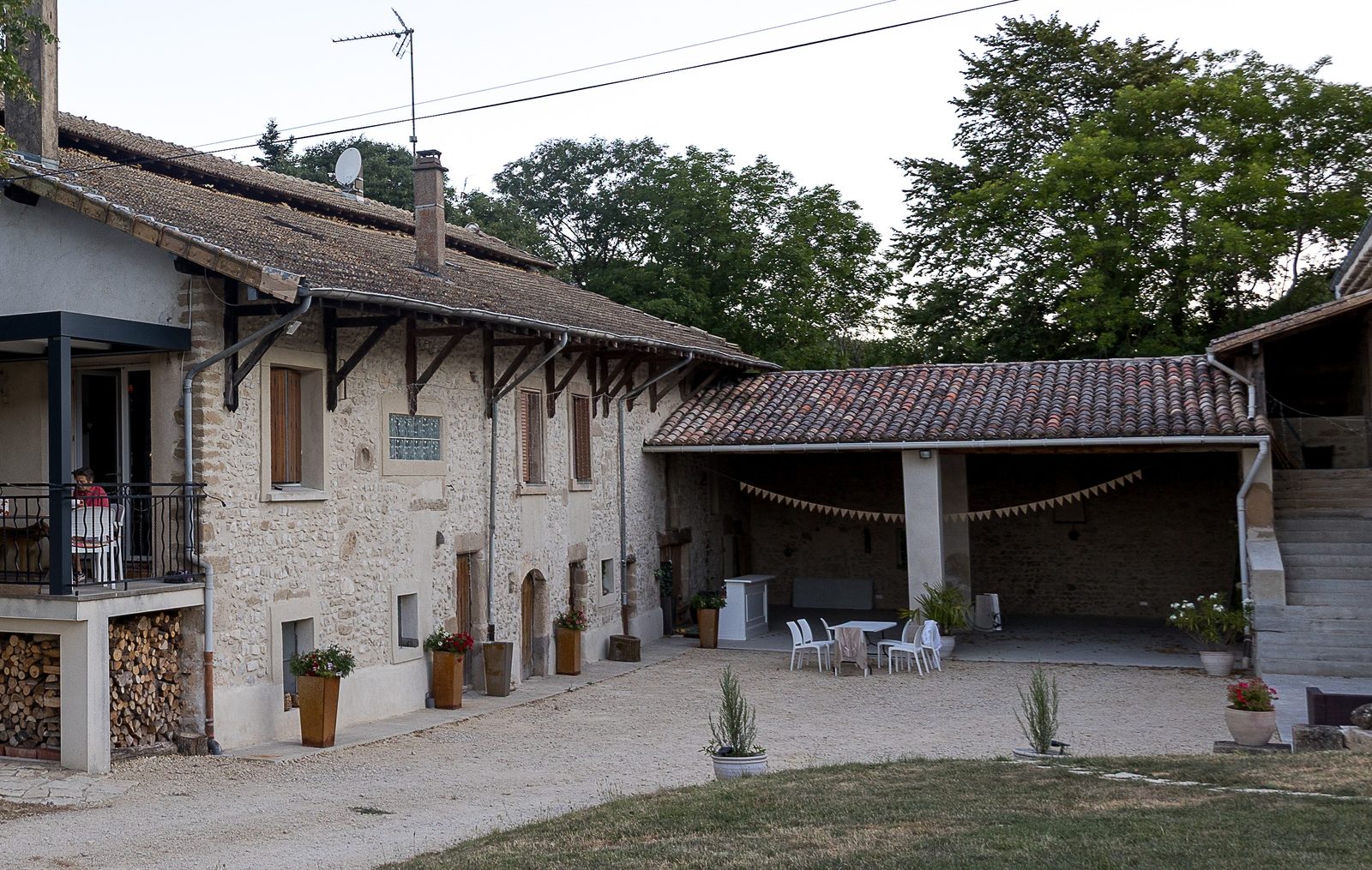 La cour de la ferme et son préau