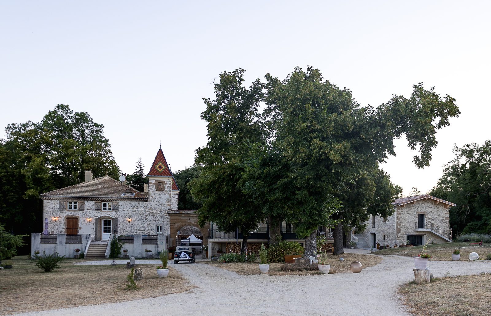 The manor house and its tower, seen from the drive