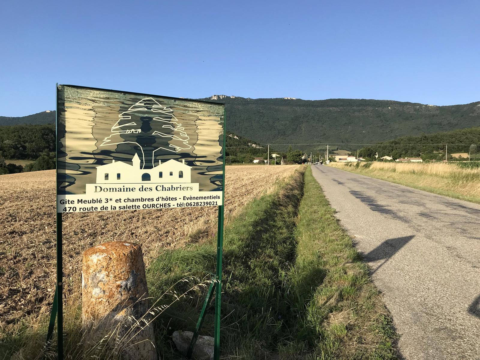 L’entrée du chemin du domaine, Ourches au loin