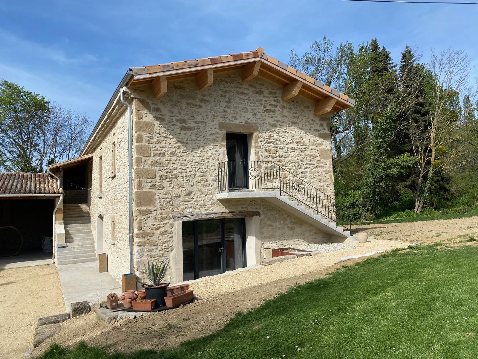 L’entrée de la ferme et son escalier