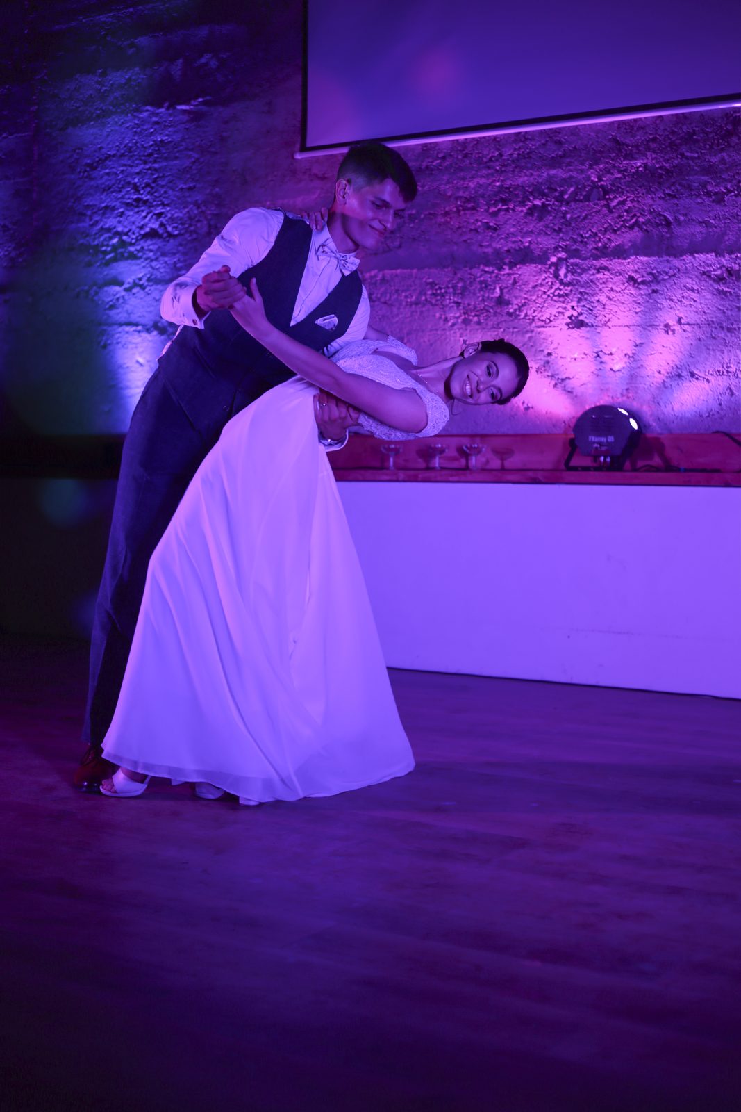 La première danse des mariés dans la salle