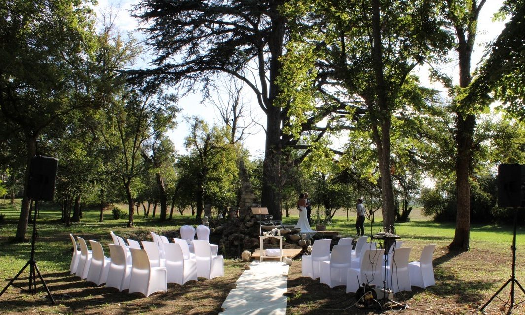 Les chaises blanches prêtes pour la cérémonie