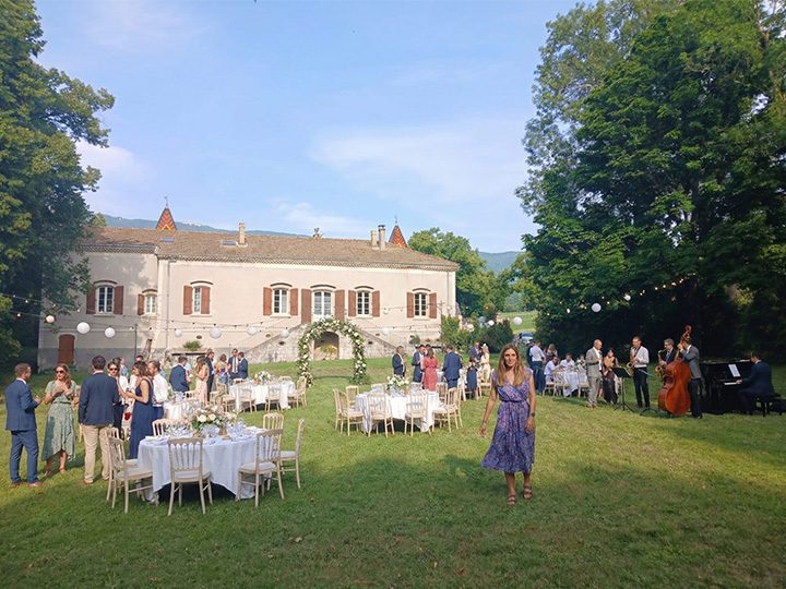 Un dîner dans le parc, devant le château