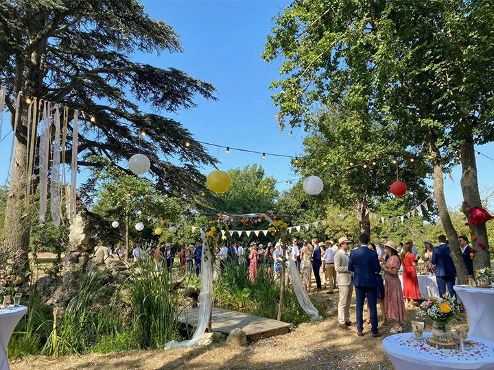 Les invités autour du bassin du parc