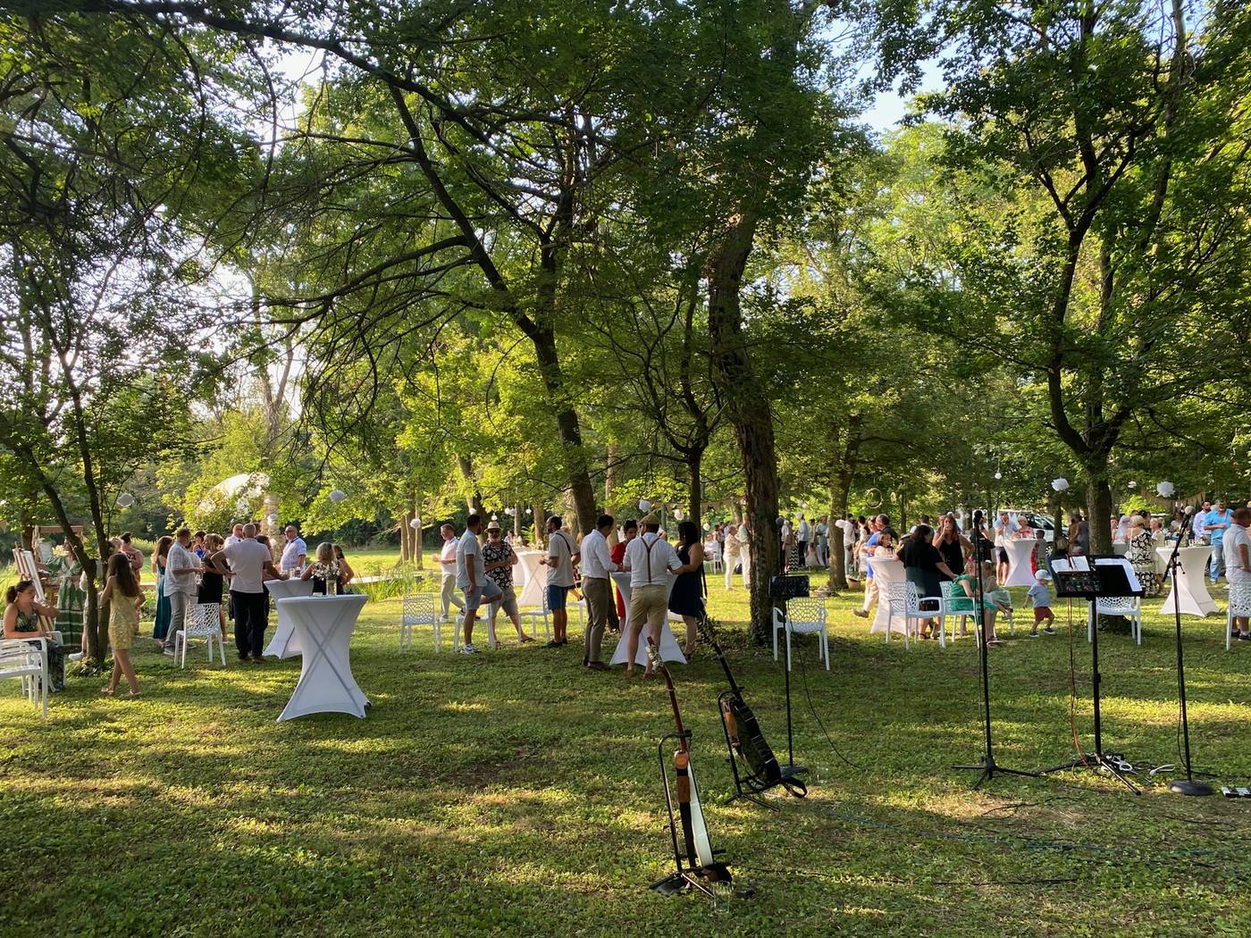 Les invités dans le parc, sous les arbres