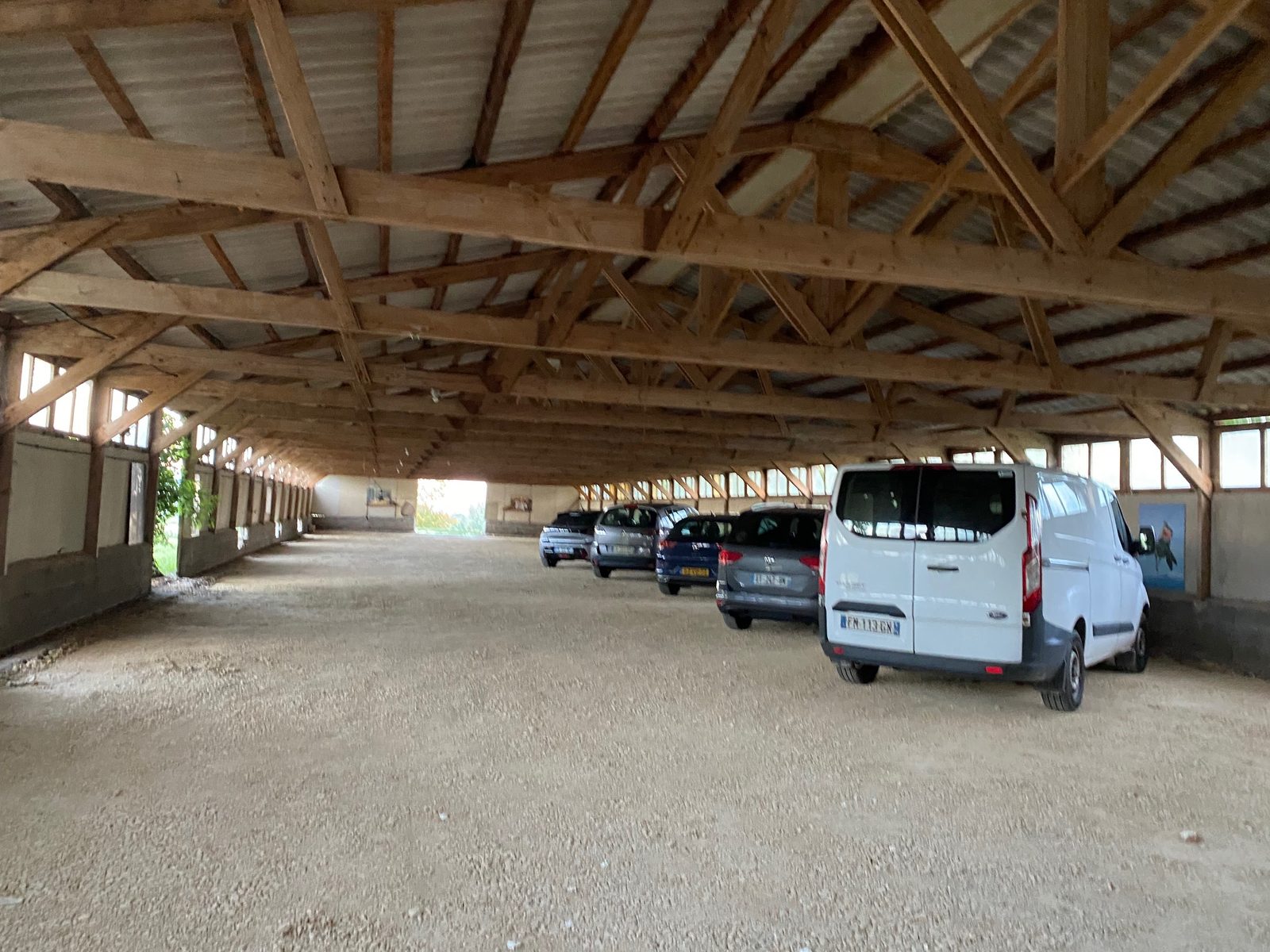 Les voitures à l’abri sous le hangar