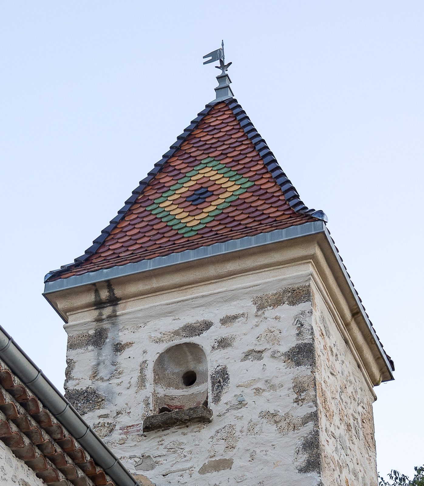 The dovecote tower and its glazed tiles