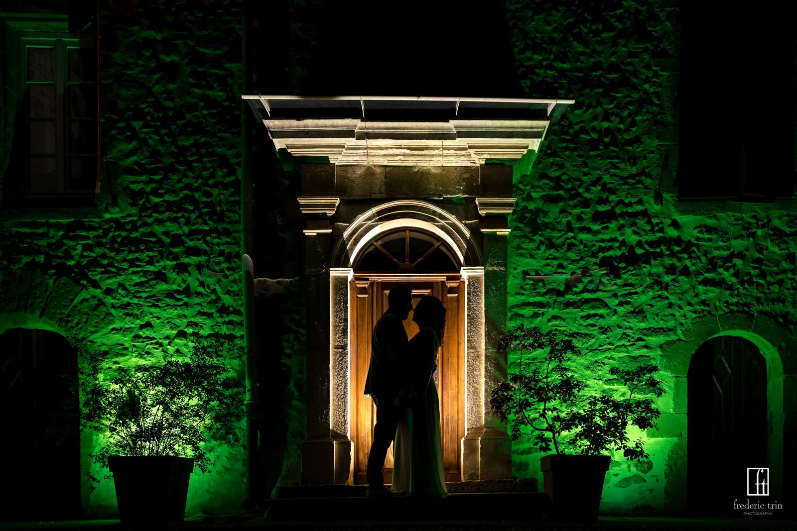 La porte en pierre éclairée un soir de fête