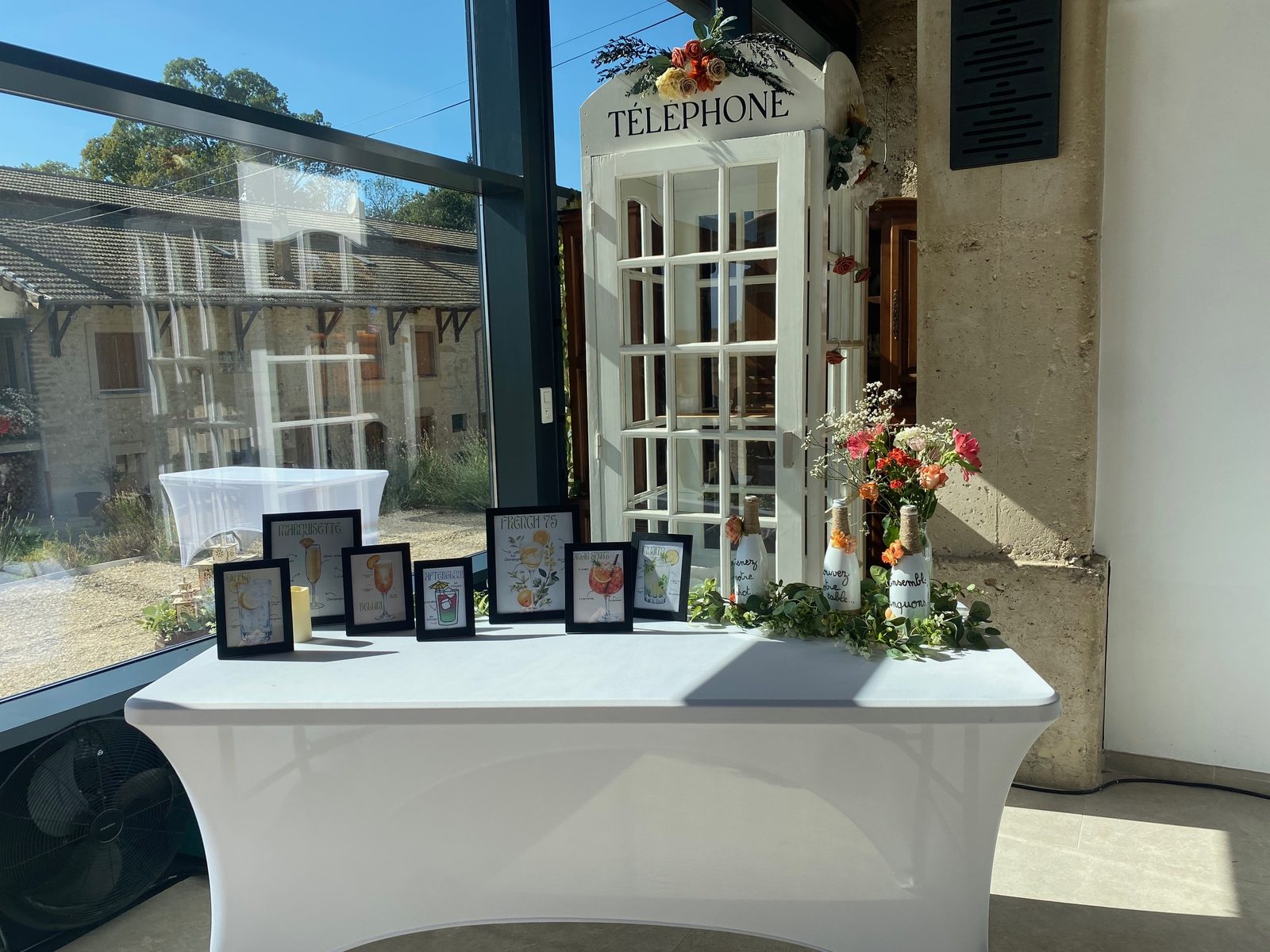 La table d’accueil des invités, devant les baies vitrées