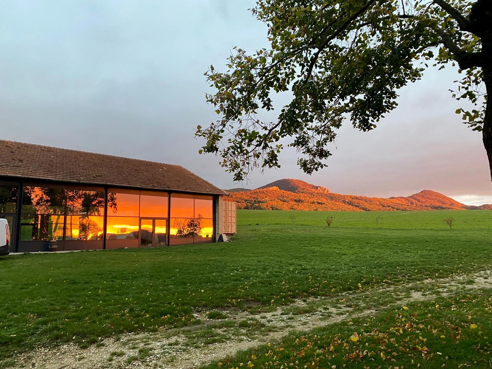 La salle de réception au coucher du soleil, face aux collines