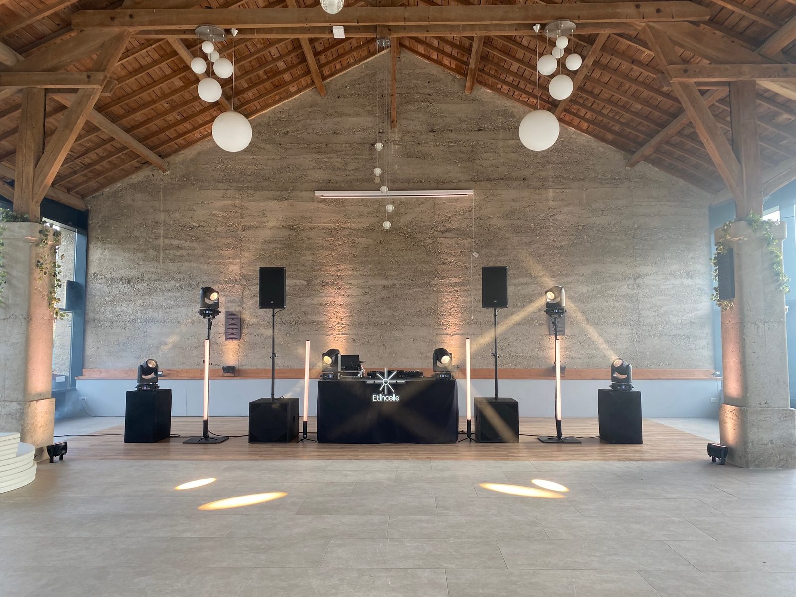 La piste de danse et la scène du DJ, prêtes pour la soirée