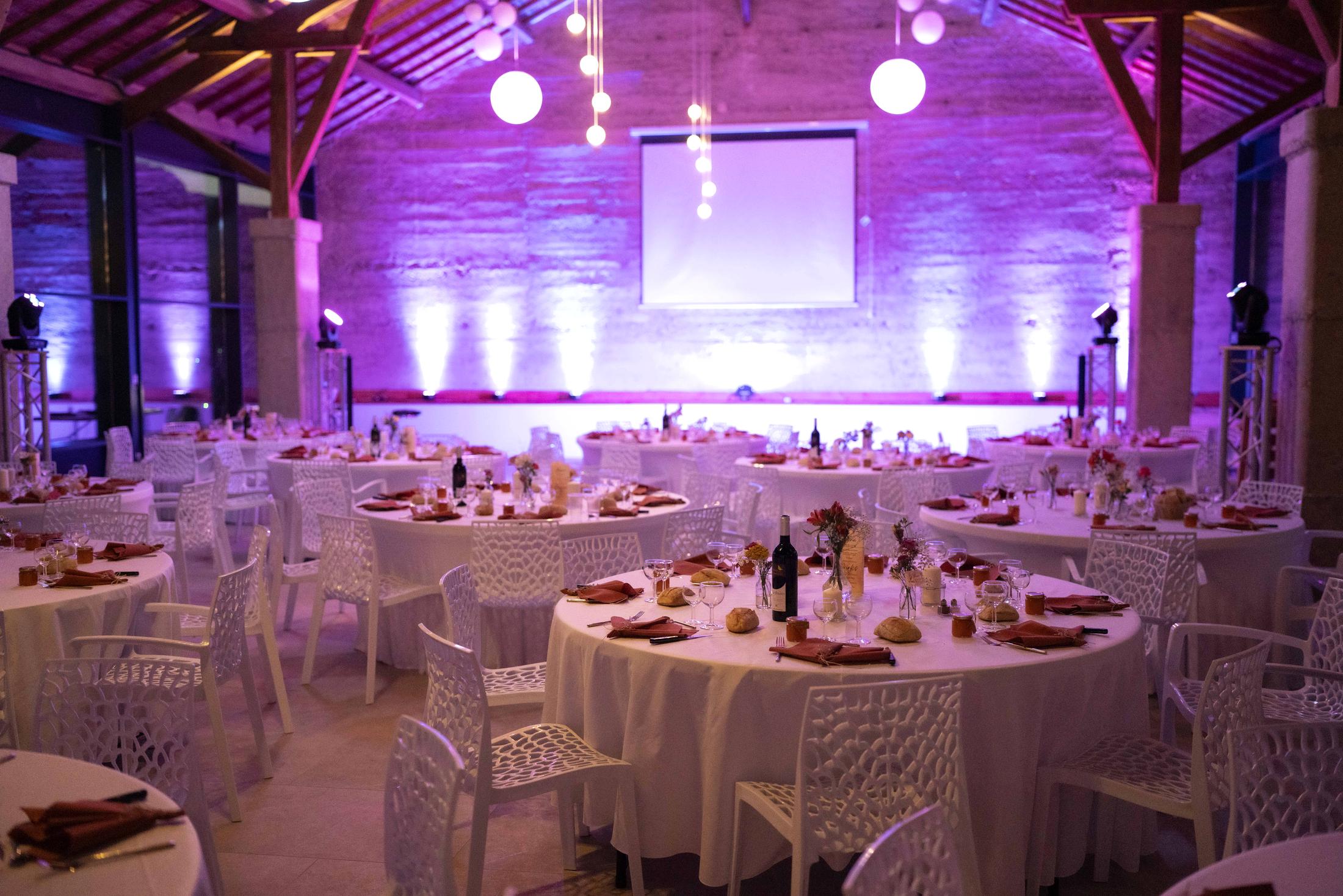 La salle éclairée en violet pour une soirée
