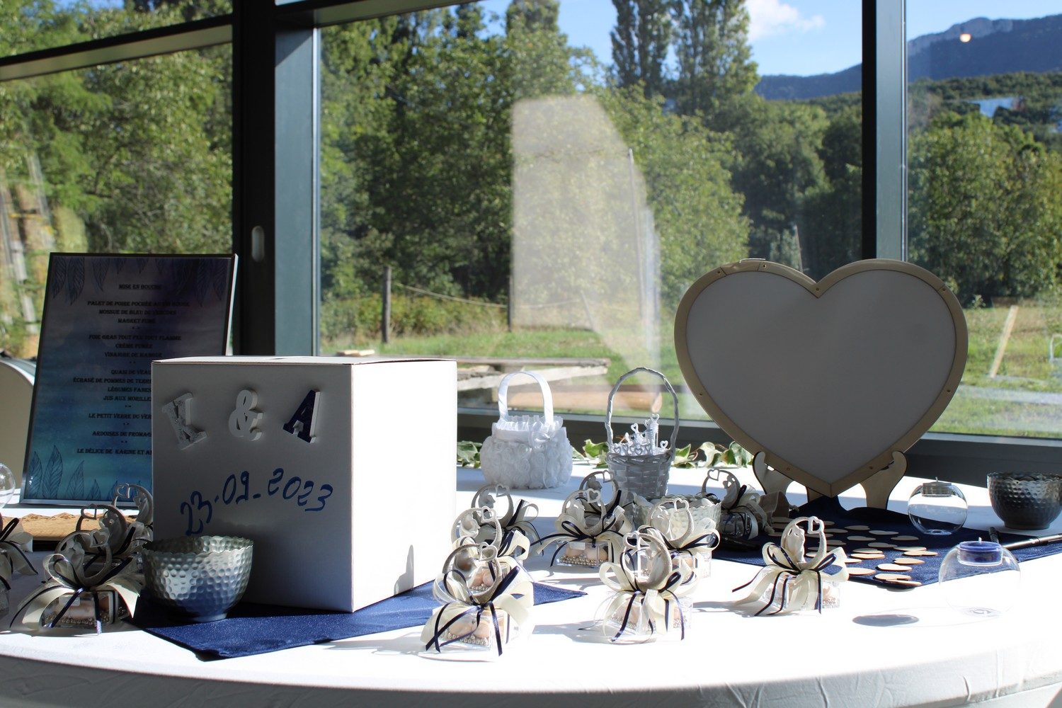 La table des cadeaux, l’urne et le cœur des mariés