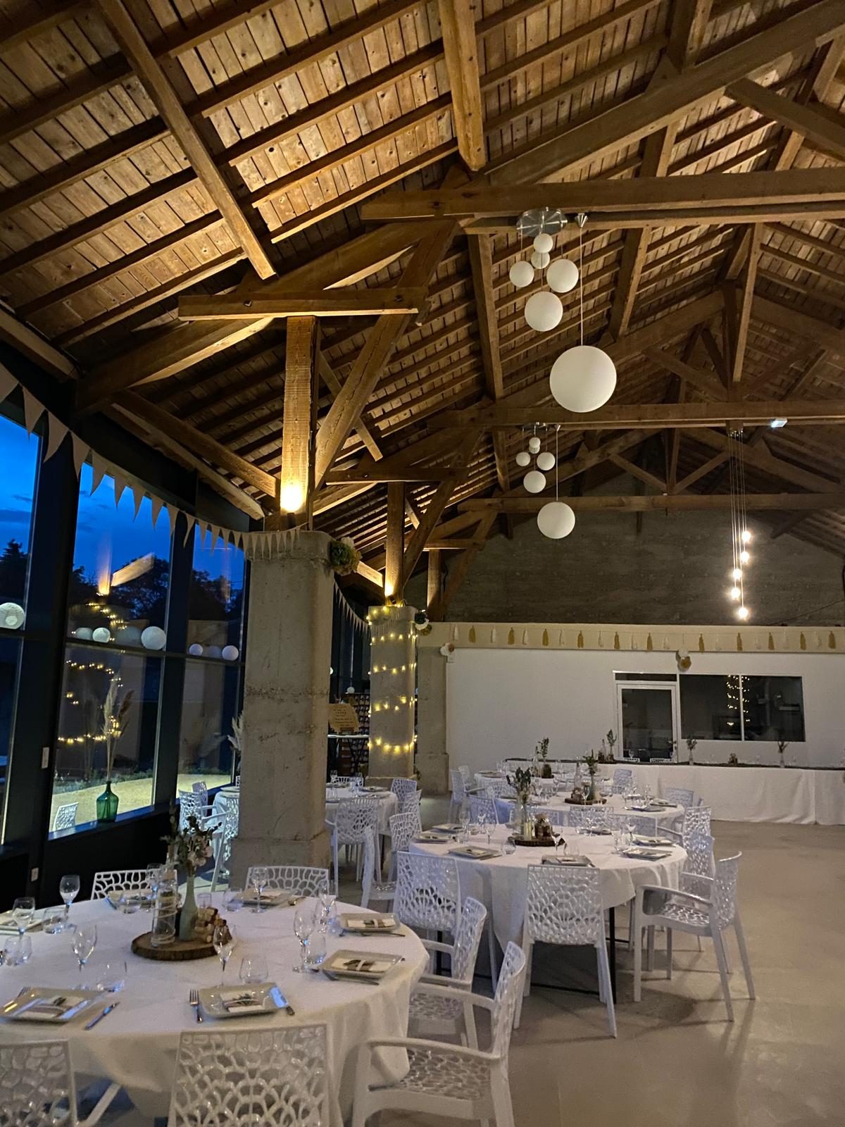 Les tables dressées dans la salle, le soir