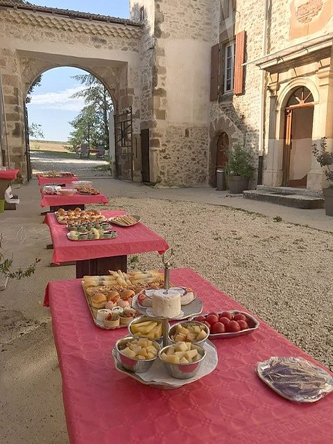 Un buffet dans la cour pendant un salon