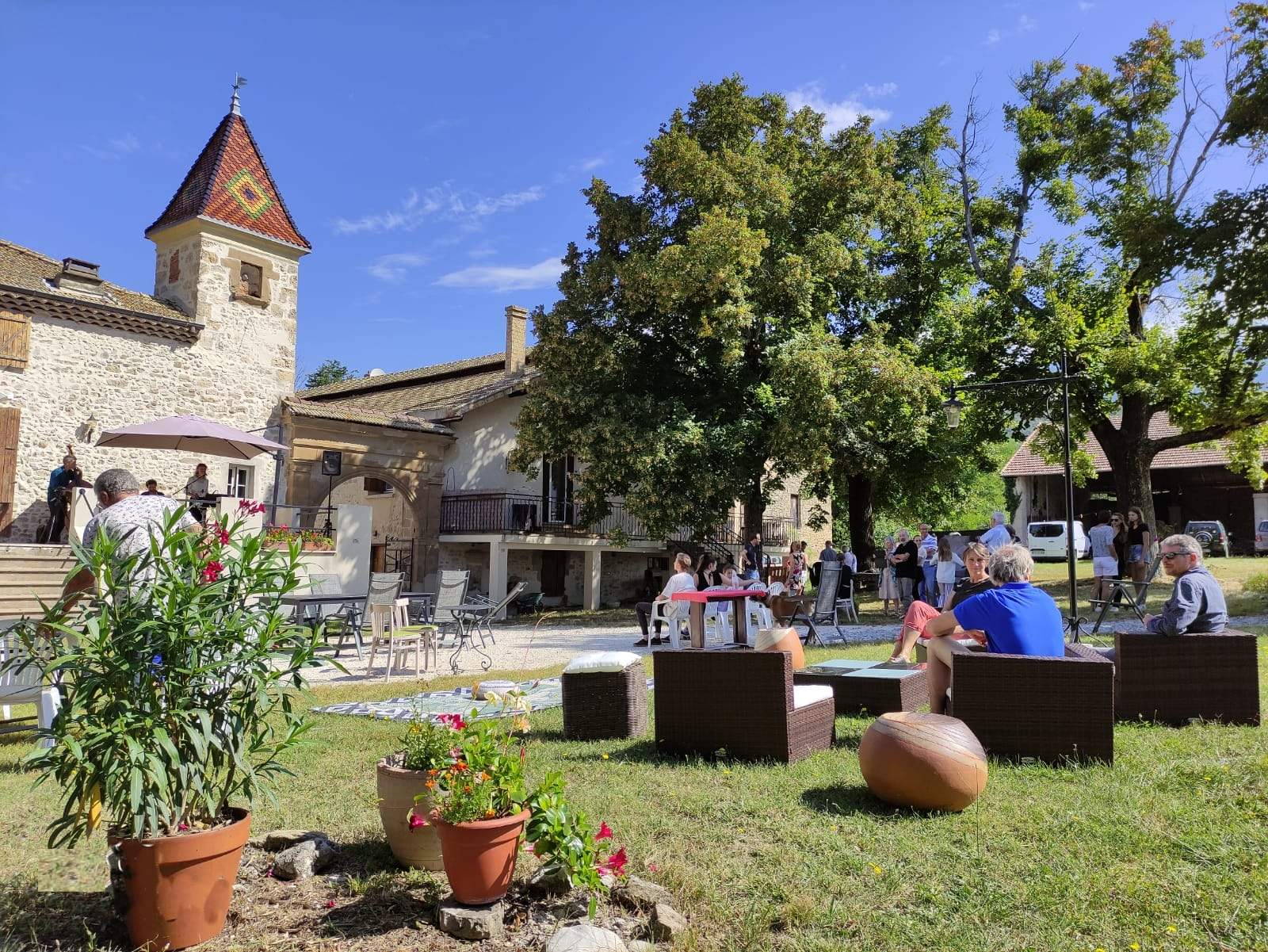 Un salon devant le château
