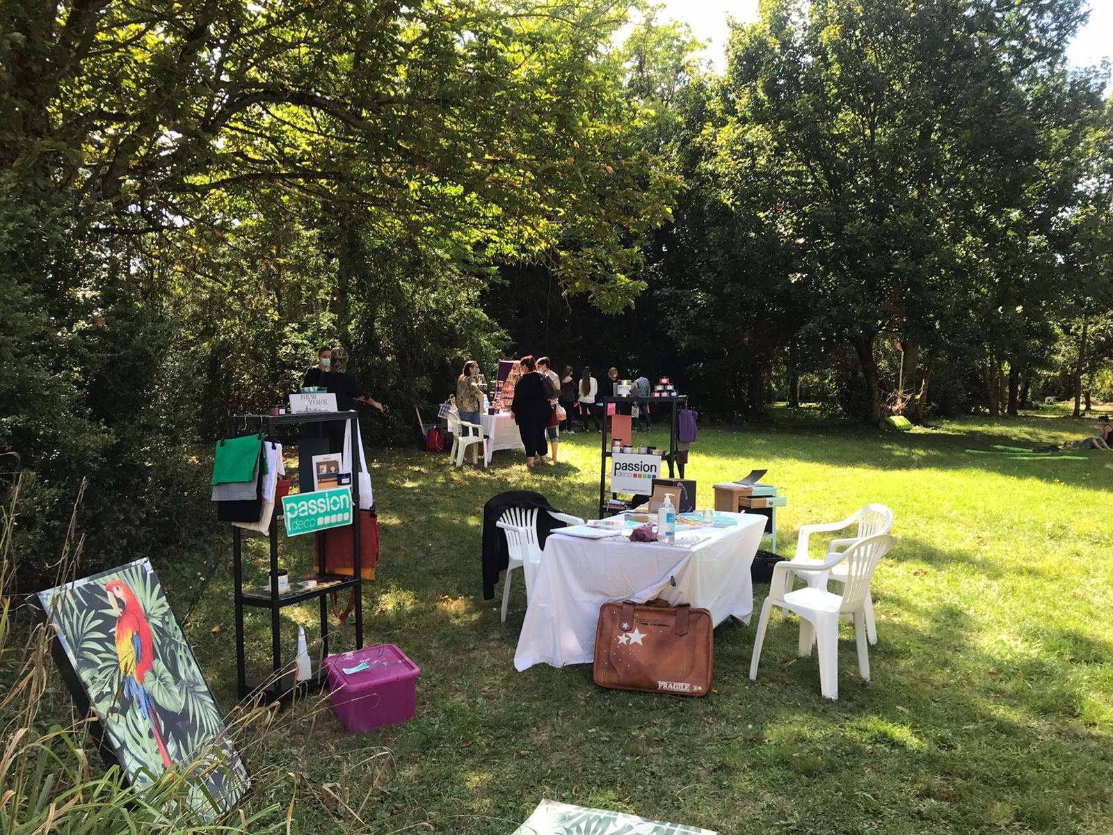 Des exposants dans le parc
