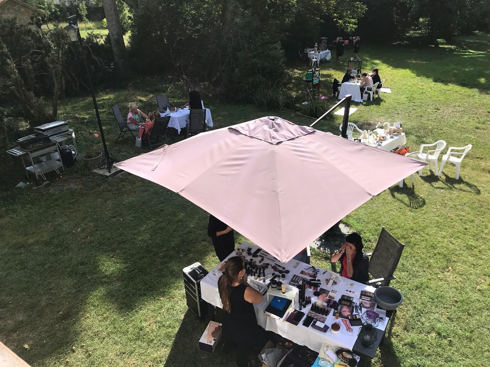 Un stand d’exposant sous les arbres