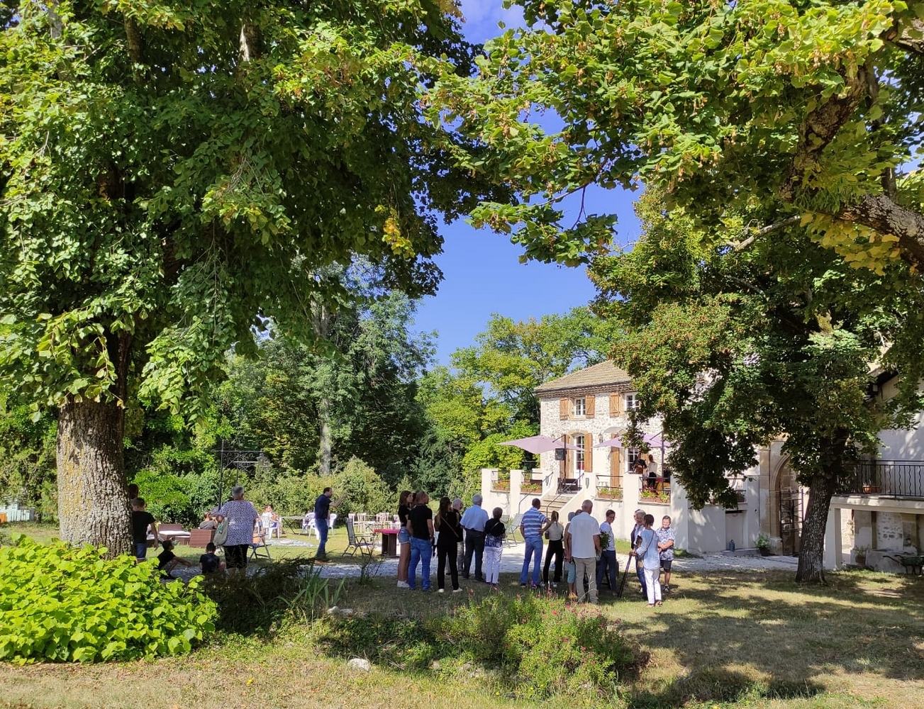Des visiteurs dans le parc pendant un salon