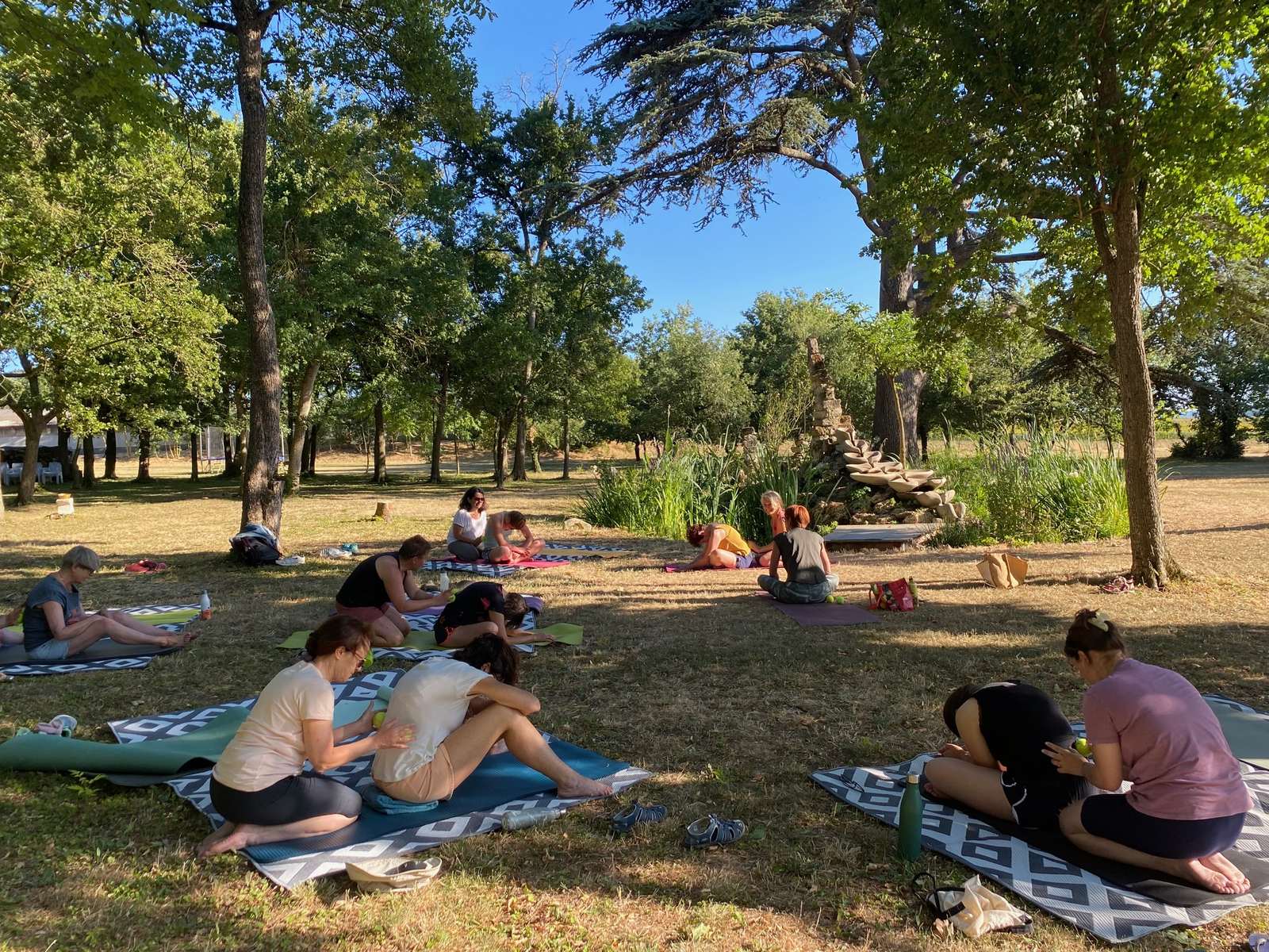 Une séance sur tapis à l’ombre des grands arbres du parc