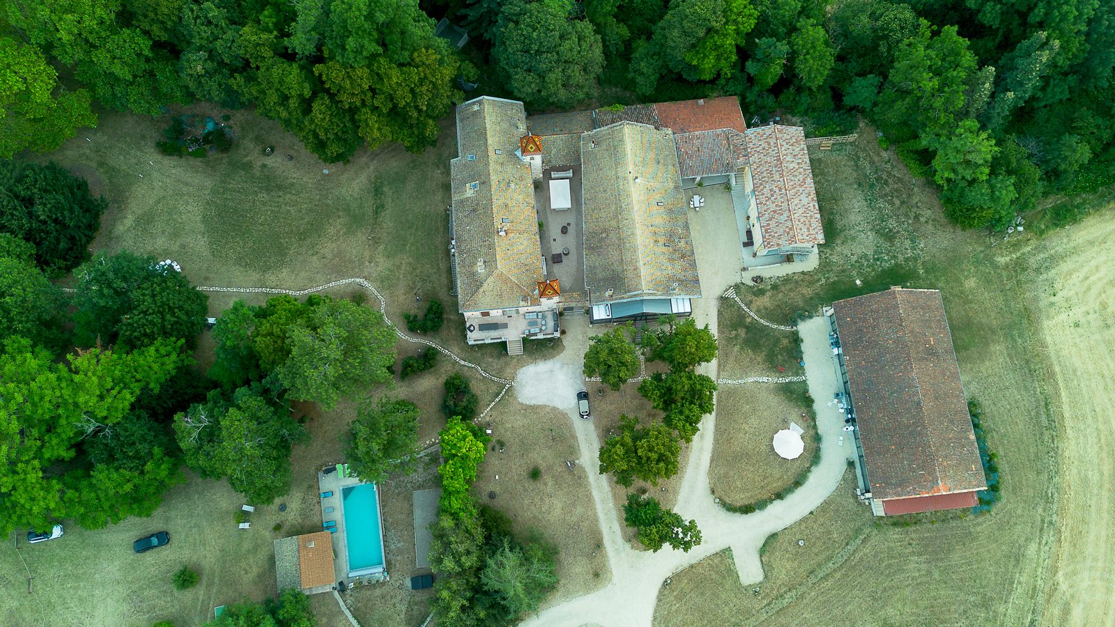 Le domaine vu du ciel, la piscine au bord du parc