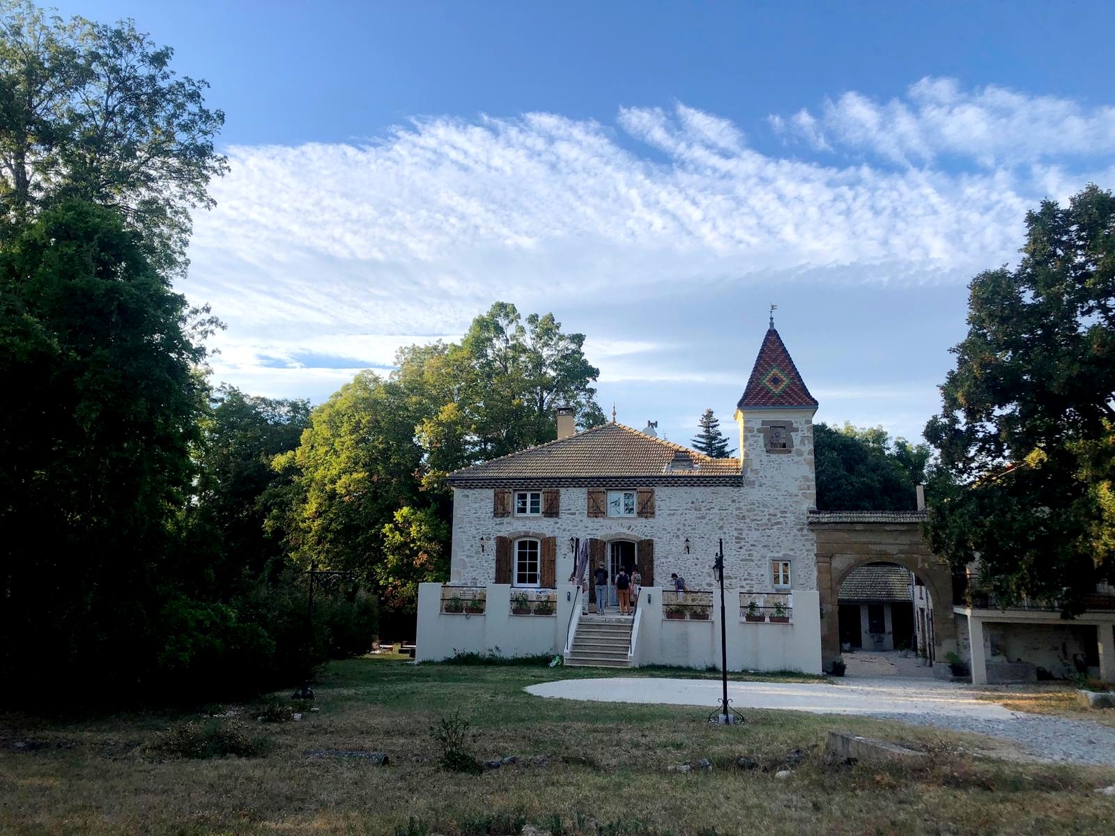 The manor house and its tower seen from the grounds in summer