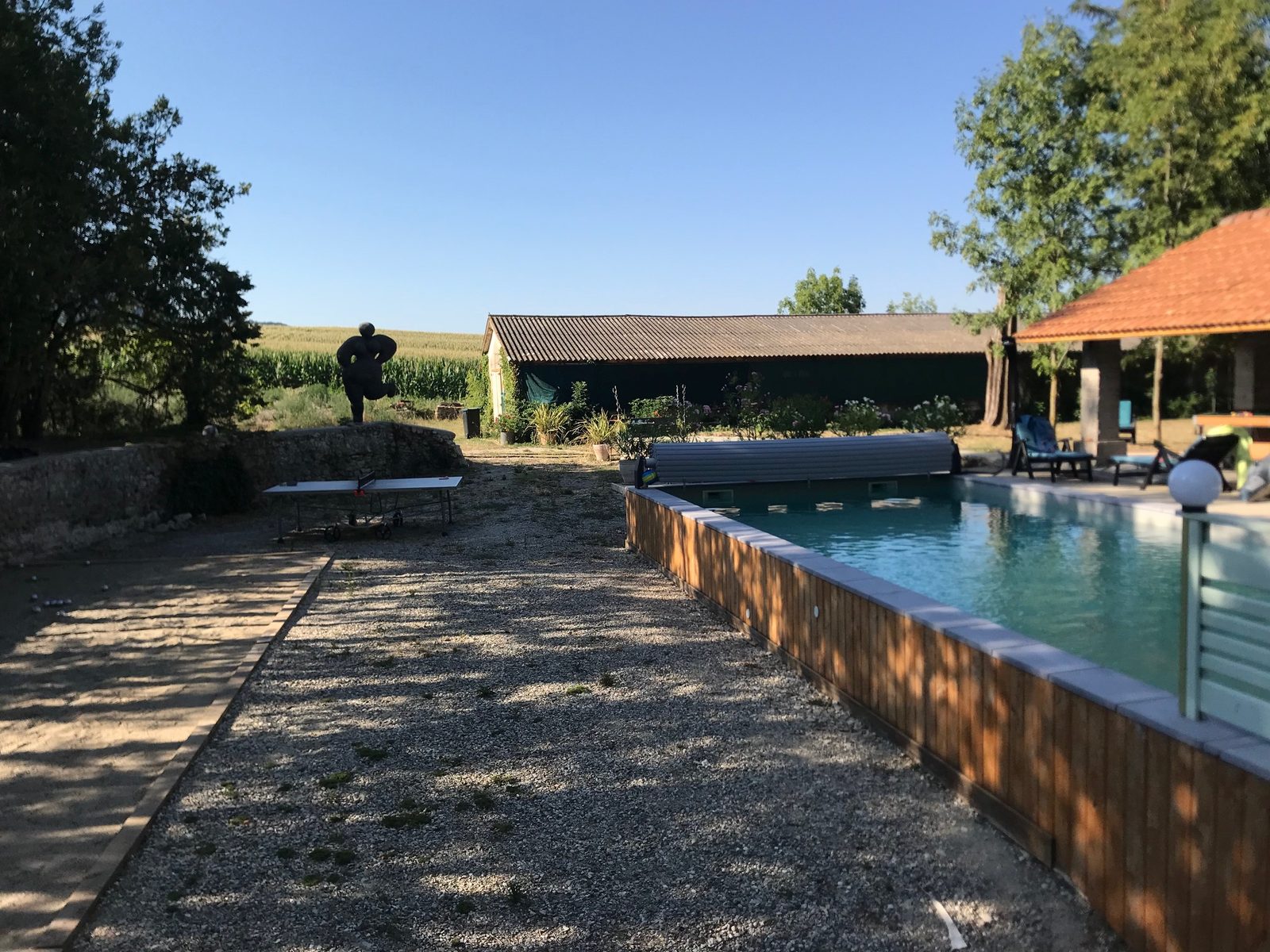 Le terrain de pétanque et la piscine